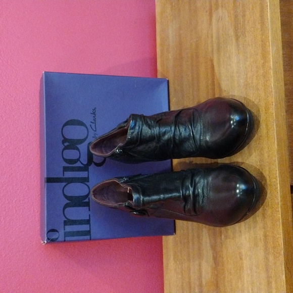 Indigo by Clarks women's Hedda Black Lea booties. EUC like new in box. Size 9M. - Picture 4 of 11